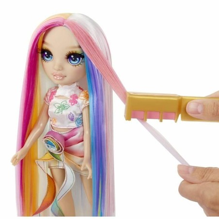 Muñeca Rainbow High Amaya mostrando su diseño articulado y ropa fashion