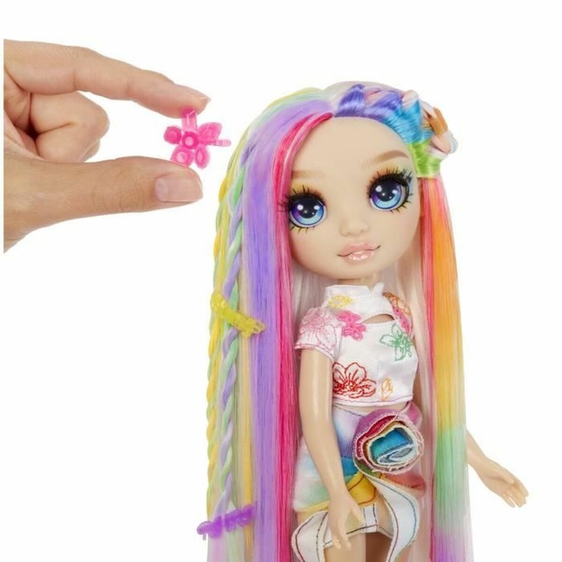 Detalle de la Muñeca Rainbow High Amaya en su caja con ventana
