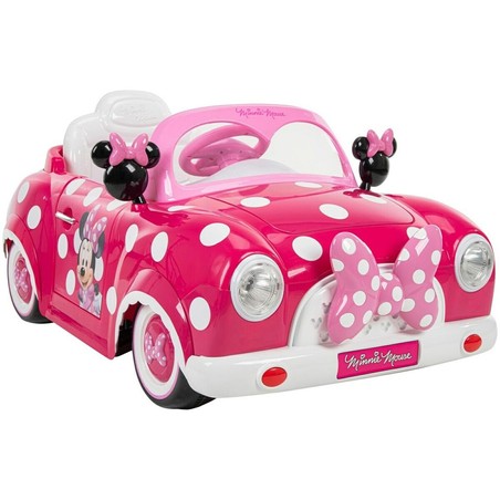 Niño explorando con el coche eléctrico Huffy rosa, pura alegría