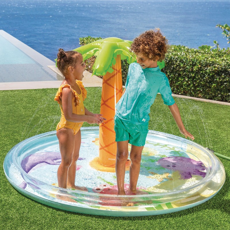 Escena de diversión acuática segura en piscina Intex para pequeños.