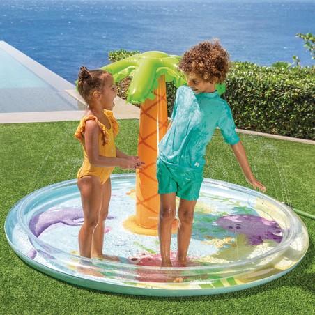 Escena de diversión acuática segura en piscina Intex para pequeños.