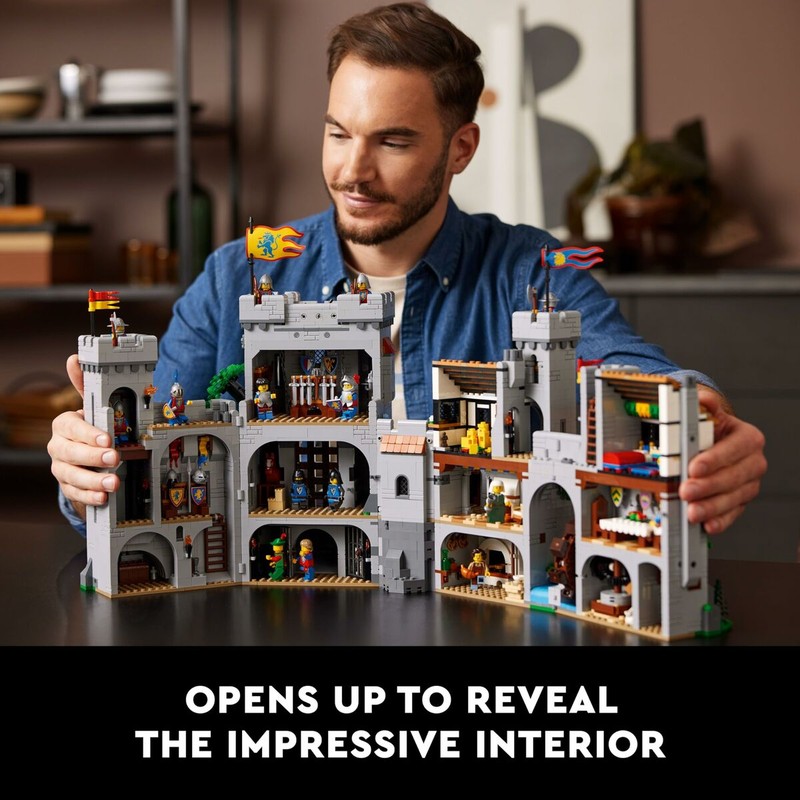 Lego ICONS Castillo Caballeros del León abierto mostrando habitaciones