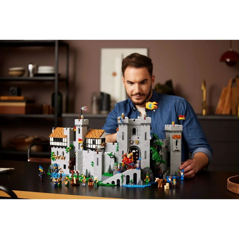 Armería y detalles interiores del castillo Lego para adultos