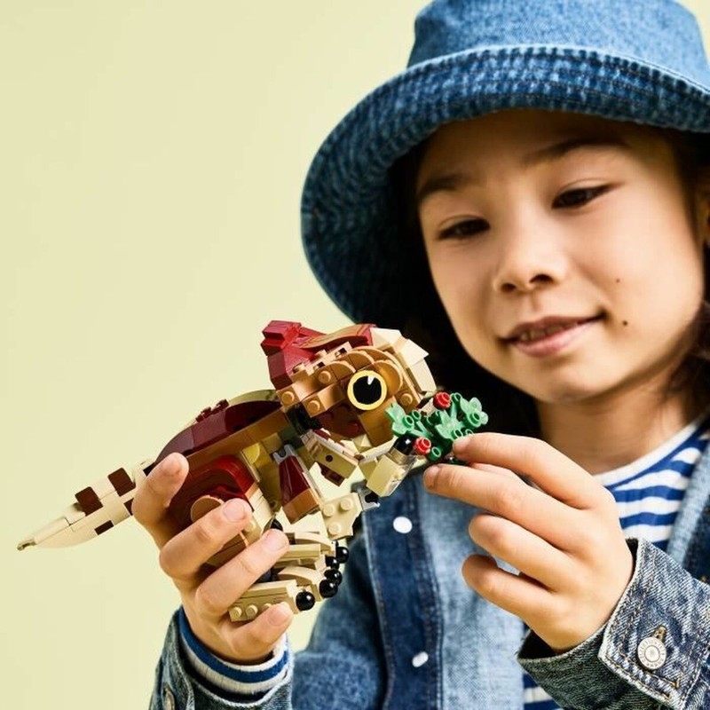 Niño construyendo con piezas Lego verdes
