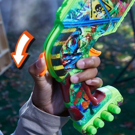 Niños disfrutando de un juego competición Nerf al aire libre
