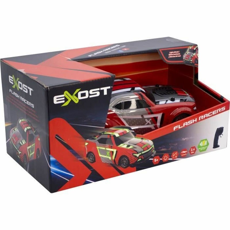 Niño jugando con coche radiocontrol Exost en pista improvisada