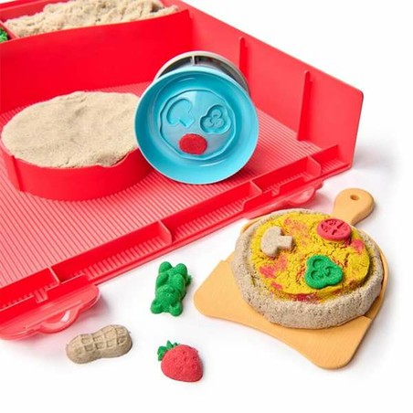 Niño jugando con plastilina, desarrollando motricidad fina y expresión artística.