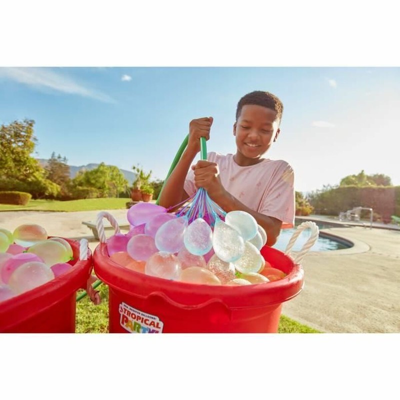 Niños disfrutando de un juego acuático infantil con globos de agua autocierre