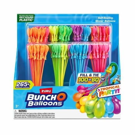 Familia jugando con globos de agua Zuru Bunch O Balloons en el jardín