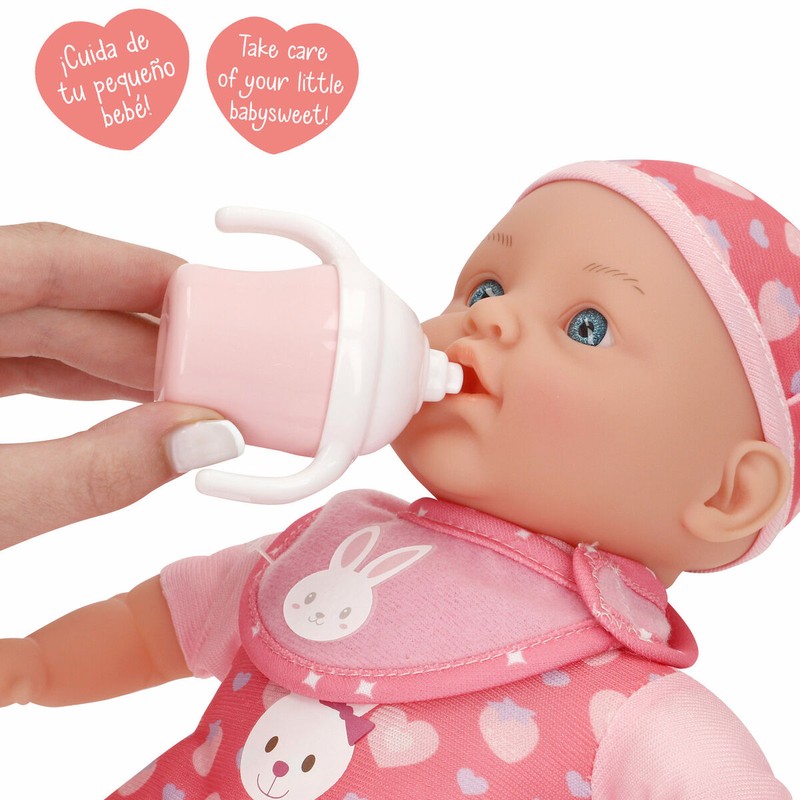 Niña jugando con el set de muñecas que cuidan bebés