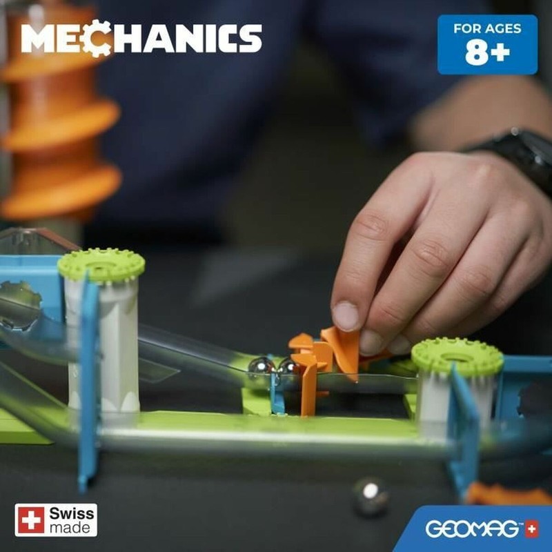 Niño jugando con bloques construcción infantiles Geomag Gravity