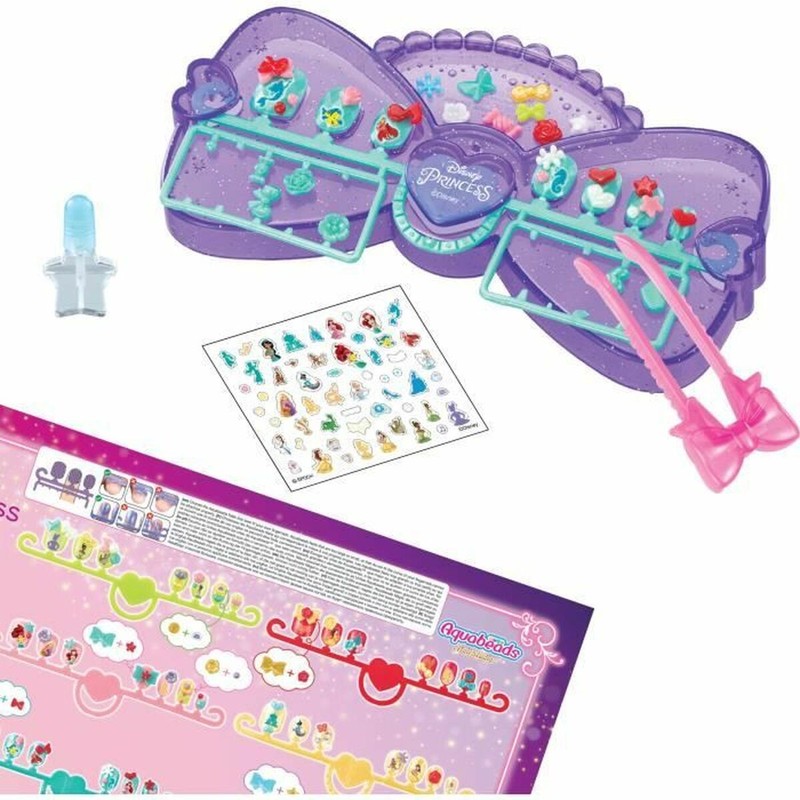 Niña creando figuras con Aquabeads, desarrollando motricidad fina