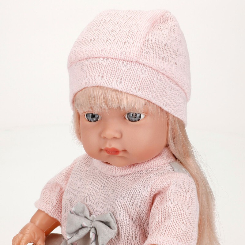 Muñeca bebé articulada con vestido y gorro