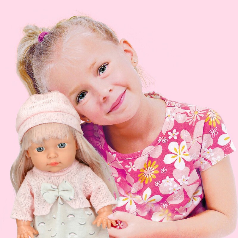 Muñeca bebé con pilas incluidas para jugar al instante