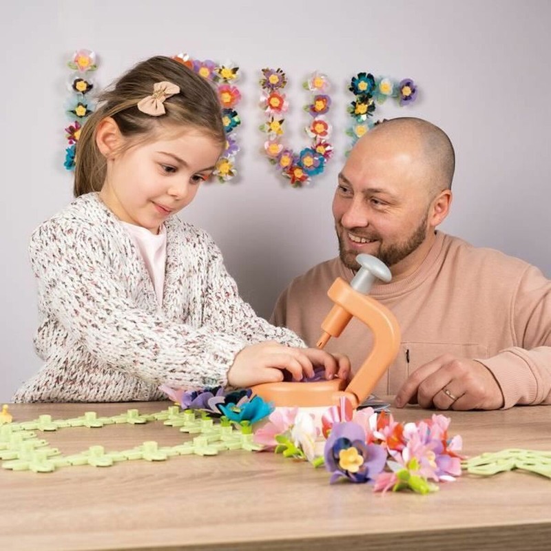 Niña jugando con kit manualidades flores decorativas