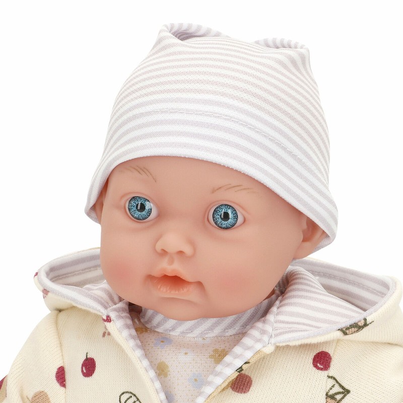 Detalle de muñeca Colorbaby, fomenta motricidad fina en niños pequeños