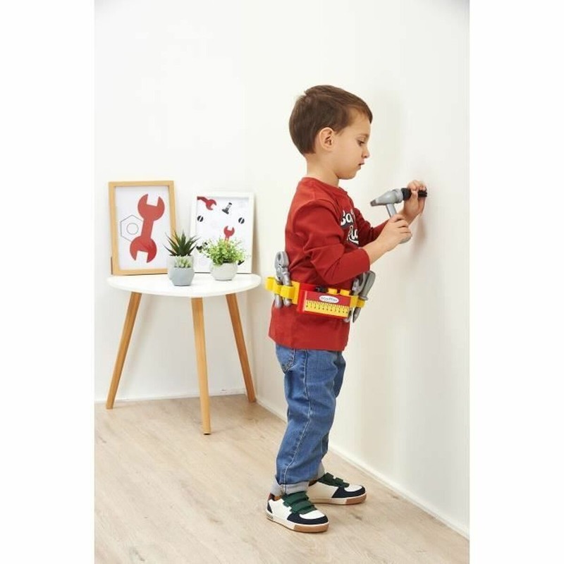 Niño jugando con juguete construcción motricidad fina, cinturón de herramientas