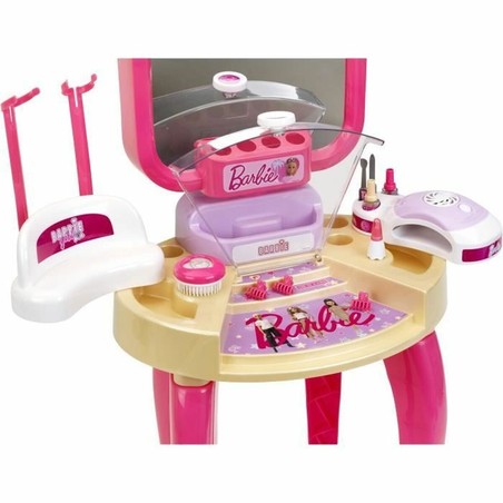 Niña jugando con tocador Barbie con espejo y accesorios de juguete