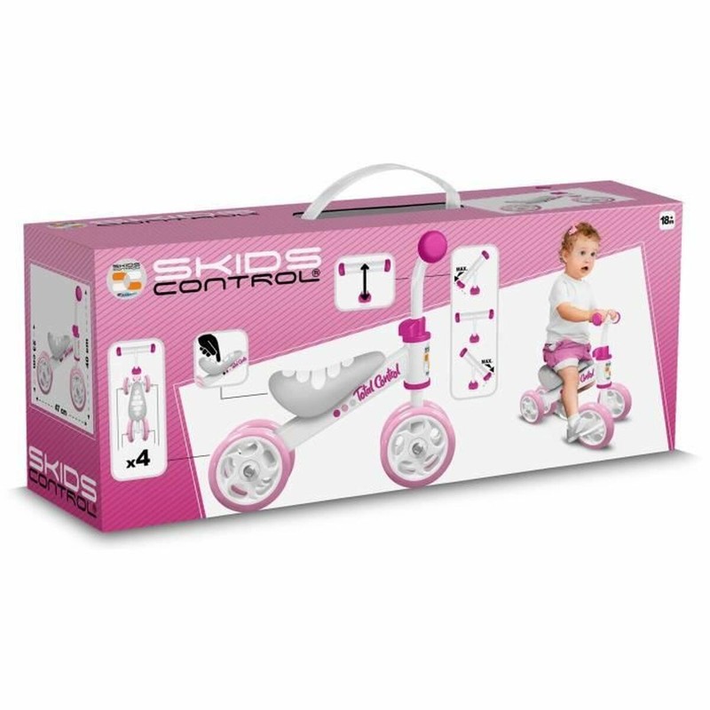 Niña feliz en correpasillos rosa, desarrollando habilidades como con bloques construcción infantiles.