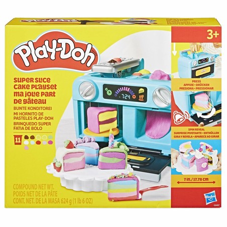 Niña jugando con set pintura niños Play-Doh creando pasteles