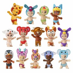 Muñeca bebé Bandai en brazos de niña, fomentando juego simbólico