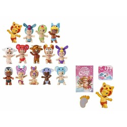 Muñeca bebé Bandai en brazos de niña, fomentando juego simbólico 2