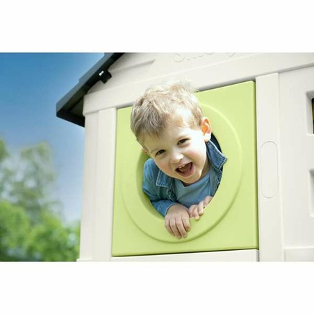 Detalle de la puerta y ventanas de la casita de plástico para niños