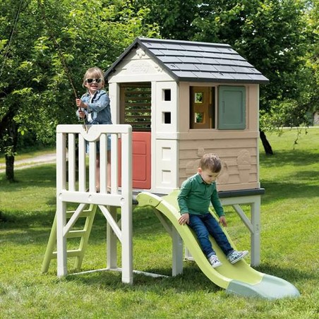 Familia disfrutando del juego exterior para niños de 2 años