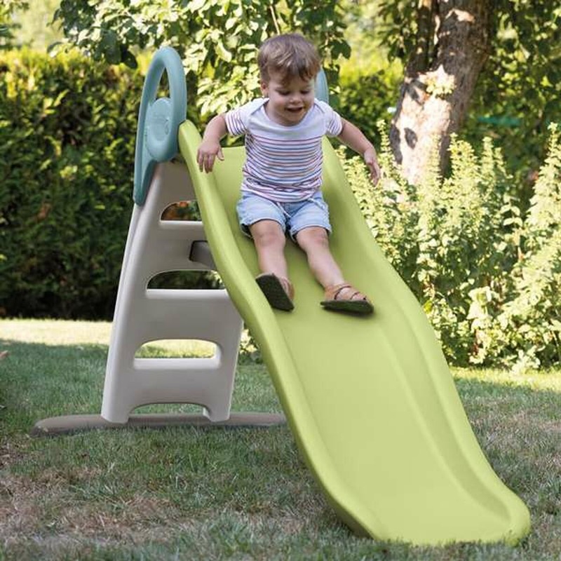 ninos-disfrutando-tobogan-agua-jardin-smoby