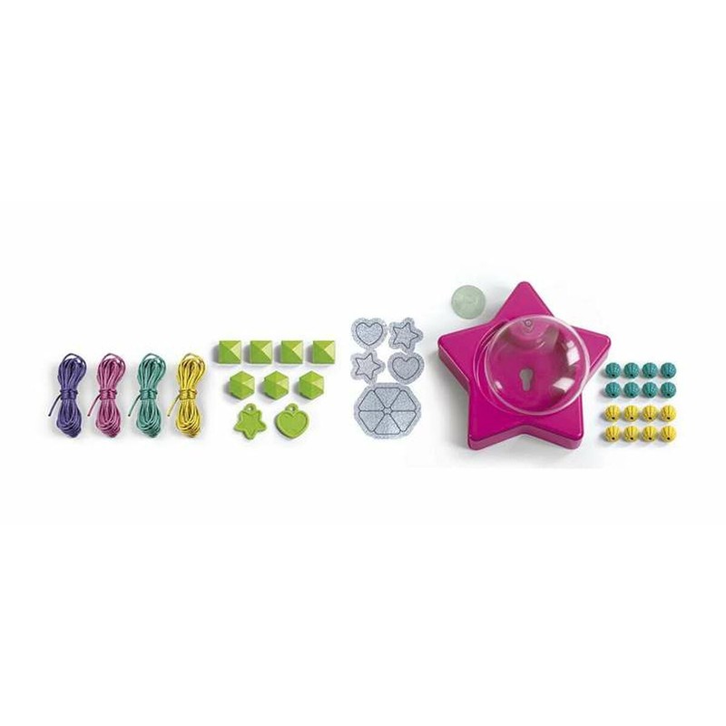 Niña concentrada creando una pulsera con el set Clementoni