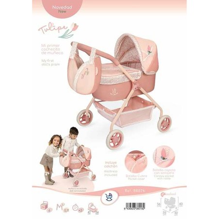 Niña jugando con su juguete de paseo muñecas, ideal para +3 años.
