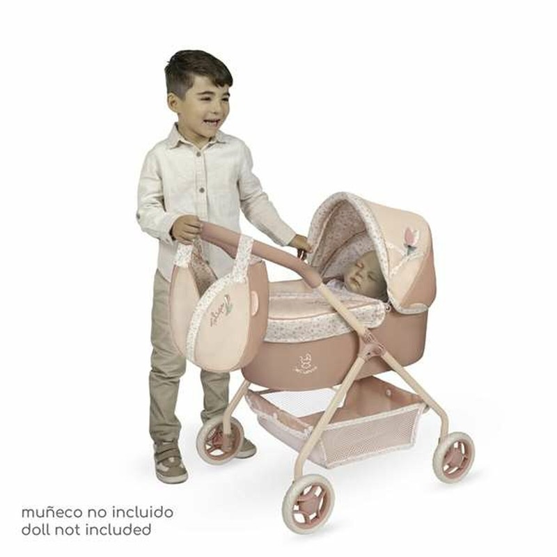 Escena de juego simbólico con muñecas utilizando el carrito Decuevas.