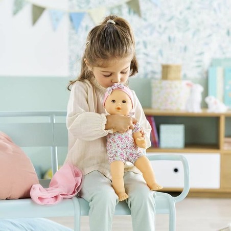 Muñeca bebé Corolle interactuando con bloques construcción infantiles
