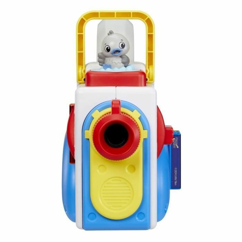 Niño de 3 años construyendo historias con el Story Dream Machine de Little Tikes