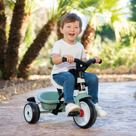 Triciclo Smoby desde atrás, ideal como juguete construcción motricidad fina