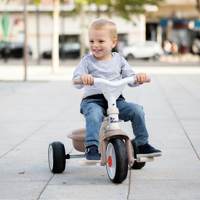 Triciclo Smoby Be Move Confort beige con la cesta de almacenamiento trasera, listo para la aventura.