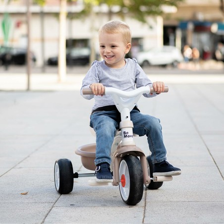 Triciclo Smoby Be Move Confort beige con la cesta de almacenamiento trasera, listo para la aventura.