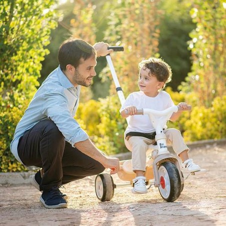 Imagen del triciclo seguridad bebé Smoby con el cinturón de seguridad en detalle.