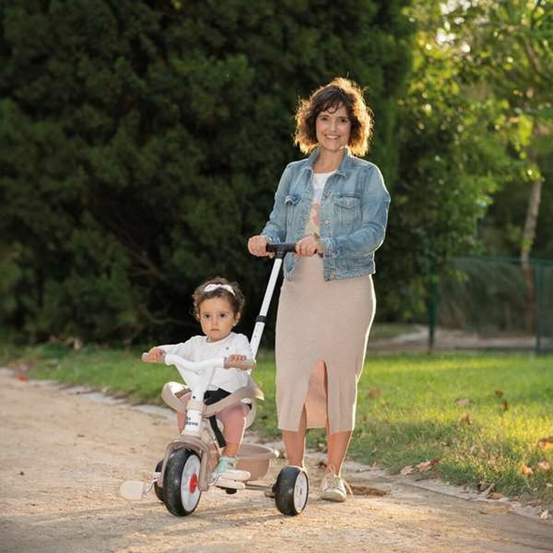 Vista trasera del triciclo Smoby Be Move Confort, con la cesta y el manillar parental.