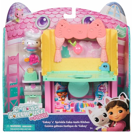 Niña jugando con set de cocina Gabby's Dollhouse