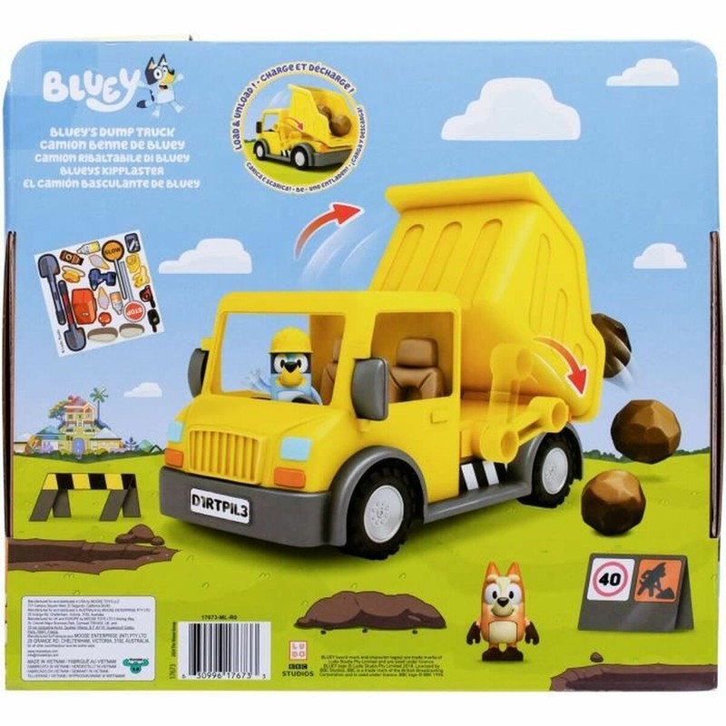 Coche Bluey sobre una pista coches improvisada