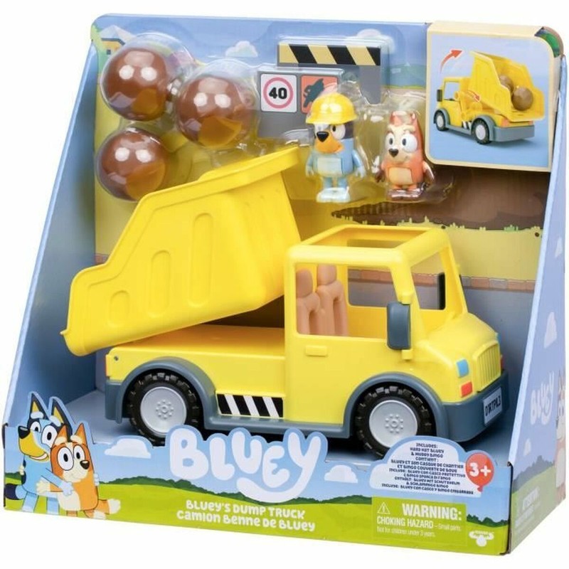 Niño jugando con coche Bluey, desarrollando habilidades