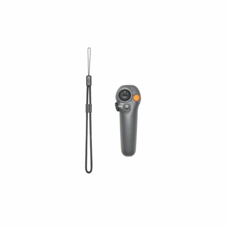 Niño sonriente manejando coche teledirigido rojo