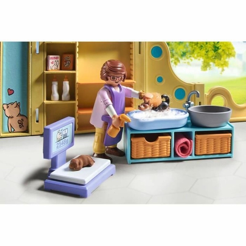 Niño jugando con Playmobil 71743, juguete construcción motricidad fina