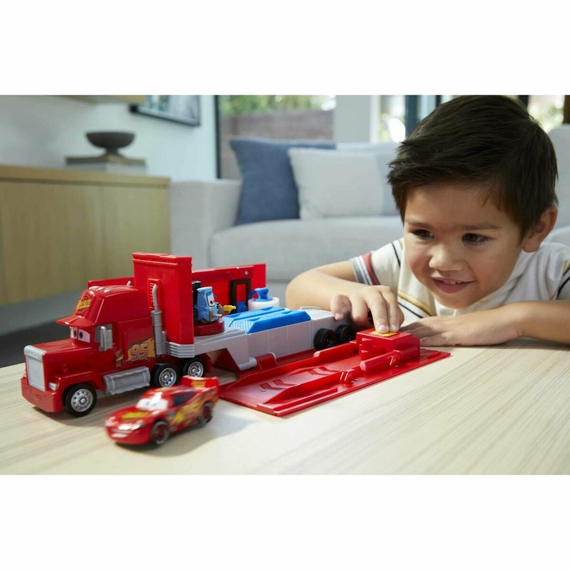 camión portavehículos Mattel en acción