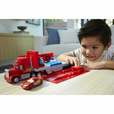 camión portavehículos Mattel en acción