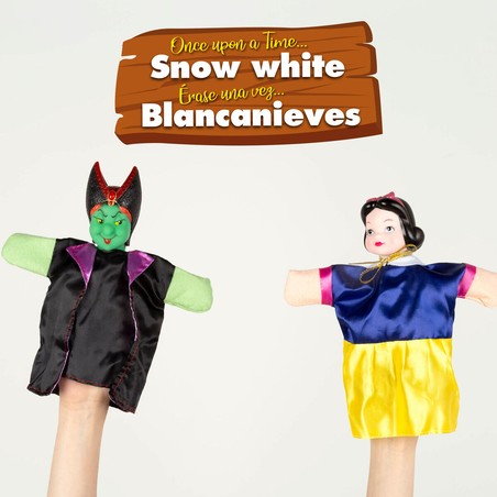 Familia creando historias con títeres, fomento de interacción familiar juguetes.