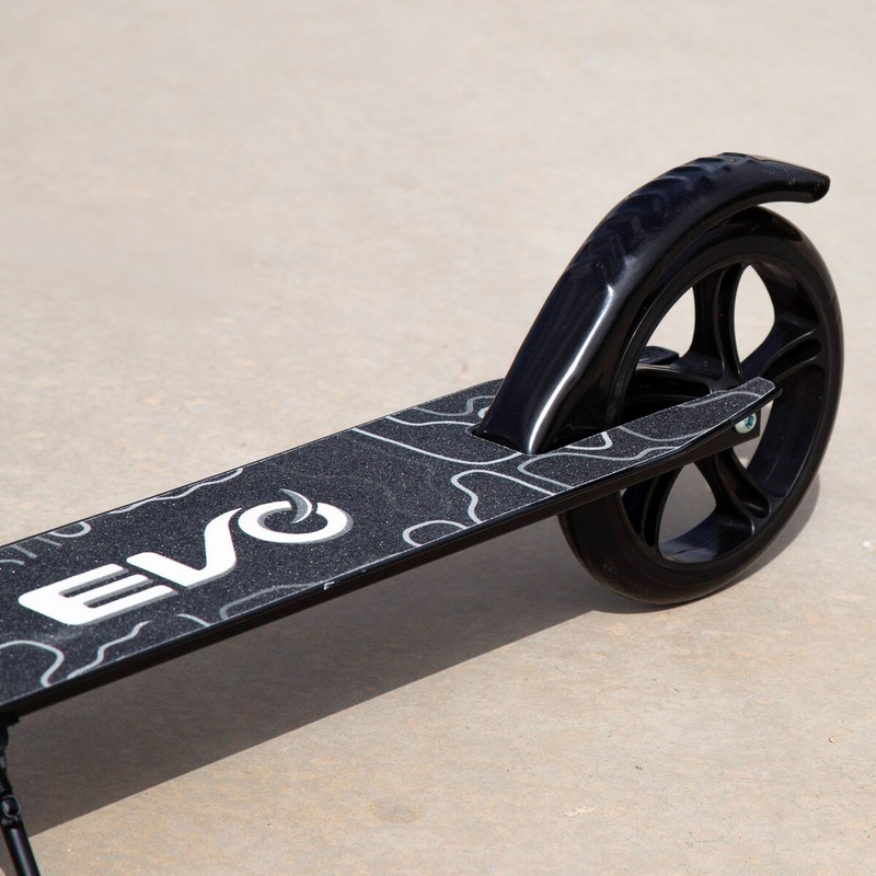 Patinete plegable de acero, fácil de transportar.