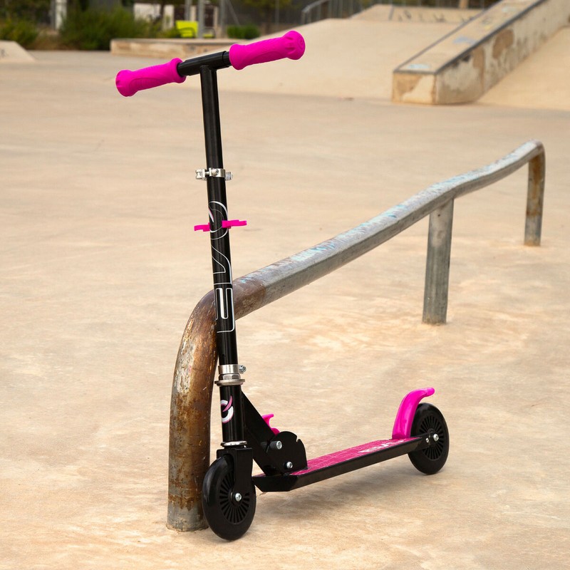Niña en patinete EVO de 2 ruedas, fomentando el equilibrio