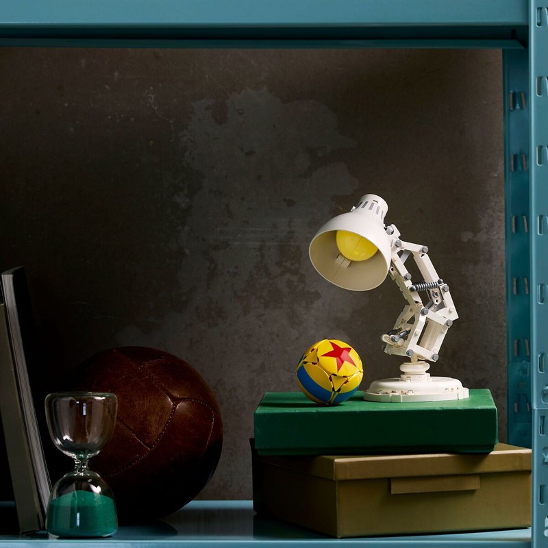 Maqueta LEGO Ideas Luxo Jr. con luz encendida en ambiente moderno